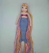 Lade das Bild in den Galerie-Viewer, Stoffpuppe Meerjungfrau-Prinzessin hell - hellblau/weiß gemustert