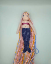 Lade das Bild in den Galerie-Viewer, Stoffpuppe Meerjungfrau-Prinzessin hell - blau/weiß-gemustert