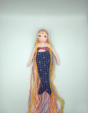 Lade das Bild in den Galerie-Viewer, Stoffpuppe Meerjungfrau-Prinzessin hell - blau/weiß-gemustert