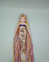 Lade das Bild in den Galerie-Viewer, Stoffpuppe Meerjungfrau-Prinzessin hell - gold