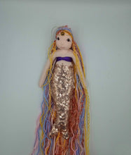 Lade das Bild in den Galerie-Viewer, Stoffpuppe Meerjungfrau-Prinzessin hell - gold