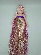Lade das Bild in den Galerie-Viewer, Stoffpuppe Meerjungfrau-Prinzessin hell - gold