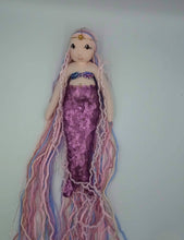 Lade das Bild in den Galerie-Viewer, Stoffpuppe Meerjungfrau-Prinzessin hell - lila