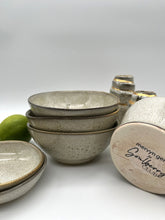 Lade das Bild in den Galerie-Viewer, Kleine Schale "mooi" - Sand - Größe S