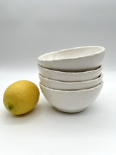 Lade das Bild in den Galerie-Viewer, Kleine Schale "mooi" - Gloss White - Größe S