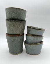 Lade das Bild in den Galerie-Viewer, Großer Becher „GiVe“ - Paternoster Blau