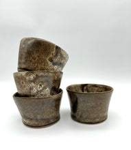 Lade das Bild in den Galerie-Viewer, Becher „DeaR“ - Braun mit Goldrand