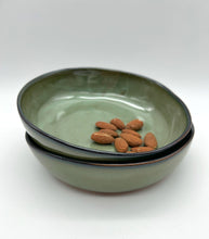 Lade das Bild in den Galerie-Viewer, Kleine Bowl "Bonnie" - Olive - Größe S