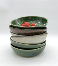 Lade das Bild in den Galerie-Viewer, Kleine Bowl "Bonnie" - Grün - Größe S