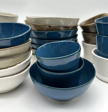 Lade das Bild in den Galerie-Viewer, Kleine Schale "mooi" - Blau - Größe S