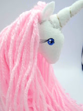 Lade das Bild in den Galerie-Viewer, Einhorn-Stofftier