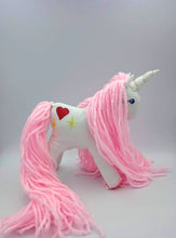 Lade das Bild in den Galerie-Viewer, Einhorn-Stofftier