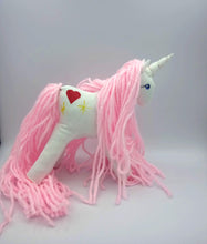 Lade das Bild in den Galerie-Viewer, Einhorn-Stofftier