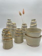 Lade das Bild in den Galerie-Viewer, Kerzenhalter "LOVEE" - Sand mit Goldverzierung - Größe M