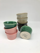Lade das Bild in den Galerie-Viewer, Becher „DeaR“ - Onyx Grün mit Goldrand