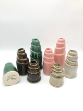 Lade das Bild in den Galerie-Viewer, Kerzenhalter "LOVEE" - Sand mit Goldverzierung - Größe L