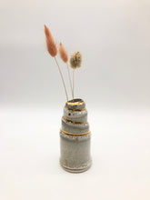 Lade das Bild in den Galerie-Viewer, Kerzenhalter "LOVEE" - Sand mit Goldverzierung - Größe M