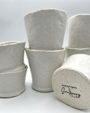 Lade das Bild in den Galerie-Viewer, Großer Becher „GiVe“ - Gloss White
