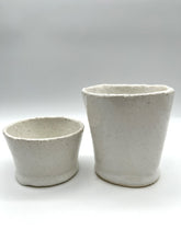 Lade das Bild in den Galerie-Viewer, Großer Becher „GiVe“ - Gloss White
