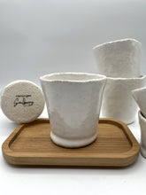 Lade das Bild in den Galerie-Viewer, Großer Becher „GiVe“ - Gloss White
