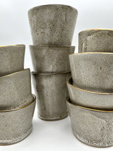 Lade das Bild in den Galerie-Viewer, Becher „DeaR“ - Sand mit Goldrand
