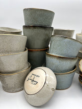 Lade das Bild in den Galerie-Viewer, Becher „DeaR“ - Sand mit Goldrand
