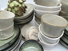 Lade das Bild in den Galerie-Viewer, Becher „DeaR“ - Sand mit Goldrand

