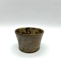 Lade das Bild in den Galerie-Viewer, Becher „DeaR“ - Braun mit Goldrand
