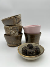 Lade das Bild in den Galerie-Viewer, Becher „DeaR“ - Braun mit Goldrand
