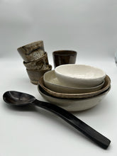 Lade das Bild in den Galerie-Viewer, Becher „DeaR“ - Braun mit Goldrand

