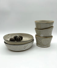 Lade das Bild in den Galerie-Viewer, Kleine Bowl &quot;Bonnie&quot; - Sand - Größe S
