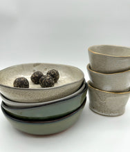 Lade das Bild in den Galerie-Viewer, Kleine Bowl &quot;Bonnie&quot; - Sand - Größe S
