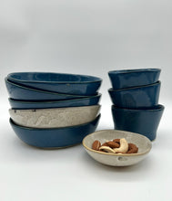 Lade das Bild in den Galerie-Viewer, Kleine Bowl &quot;Bonnie&quot; - Blau - Größe S
