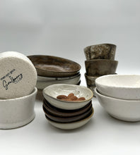 Lade das Bild in den Galerie-Viewer, Kleine Bowl &quot;Bonnie&quot; - Braun - Größe S
