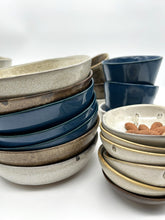 Lade das Bild in den Galerie-Viewer, Kleine Bowl &quot;Bonnie&quot; - Blau - Größe S
