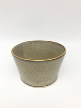 Lade das Bild in den Galerie-Viewer, Becher „DeaR“ - Sand mit Goldrand

