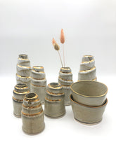 Lade das Bild in den Galerie-Viewer, Becher „DeaR“ - Sand mit Goldrand
